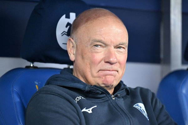 Fordert von der Mannschaft eine «Topleistung»: Bochum-Coach Uwe Rösler. (Archivfoto) - © Swen Pförtner/dpa