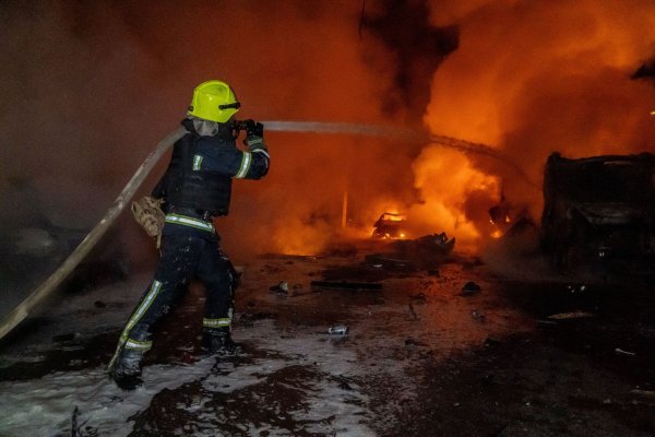 Bei massiven russischen Angriffen mit Raketen und Drohnen sind in der Ukraine viele Menschen getötet und Dutzende weitere verletzt worden. - © Andrii Marienko/AP/dpa