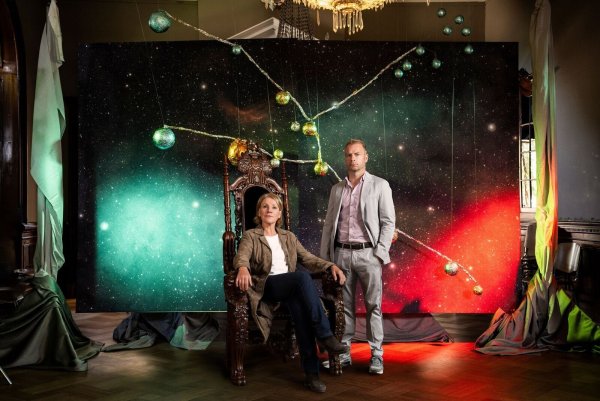 Marie Brand (Mariele Millowitsch) und Jürgen Simmel (Hinnerk Schönemann) müssen sich in ihrem neuen Fall mit Verschwörungstheorien rund um das Planetensystem Aldebaran beschäftigen. - © Martin Valentin Menke/ZDF/dpa