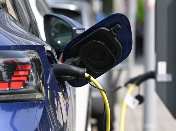 Die Bundesregierung will Elektromobilität einfach, zuverlässig und bezahlbar machen. - © Bernd Weißbrod/dpa