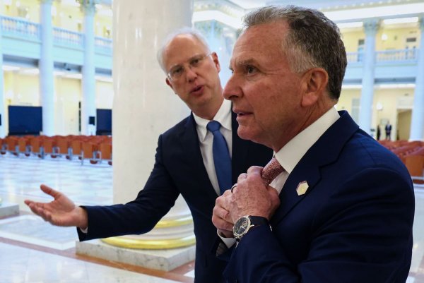 Kreml-Unterhändler Dmitrijew und der US-Sondergesandte Witkoff sollen den Friedensplan ausgearbeitet haben. (Archivbild) - © Vyacheslav Prokofyev/Pool Sputnik Kremlin/AP/dpa