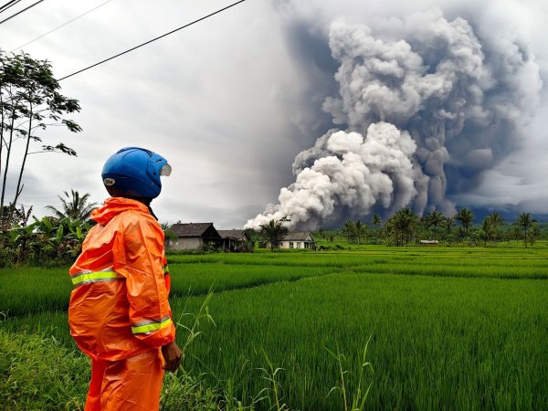 Die Aschesäule ist weithin zu sehen. - © Dwi Sasongko/XinHua/dpa