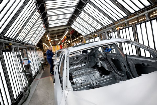 Deutsche Unternehmen haben viele Jobs ins Ausland verlagert, vor allem in die Produktion (Archivbild) - © Sven Hoppe/dpa