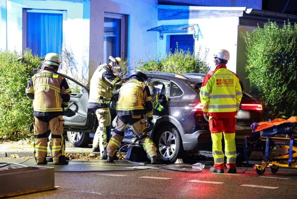 In Solingen kracht ein Fahranfänger mit überhöhter Geschwindigkeit in eine Hauswand. - © Gianni Gattus/dpa