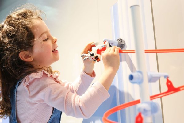 Trotz gedämpfter Kauflaune blickt die Spielwarenbranche optimistisch aufs Weihnachtsgeschäft. - © Daniel Löb/dpa