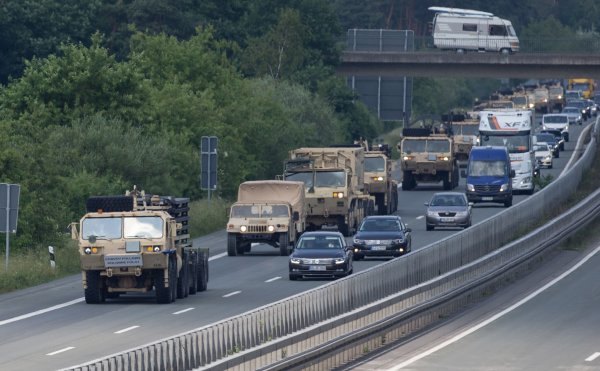 In Notfallsituationen sollen Militärs künftig von bestimmten Regeln für den Güterverkehr ausgenommen werden. (Archivbild) - © Friso Gentsch/dpa