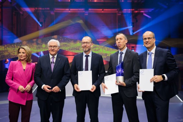 Der Deutsche Zukunftspreis ging in diesem Jahr an das Team «Kraftpaket fürs Klima - Fernverkehr-Lkw mit Wasserstoff elektrisch betreiben. - © Carsten Koall/dpa