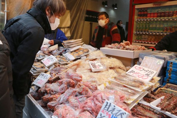 China hatte erst vor kurzem ein Embargo gegen einen Teil japanischer Meeresfrüchte aufgehoben. (Symbolbild) - © Koji Sasahara/AP/dpa