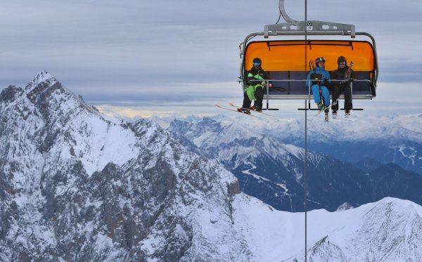 Bald startet der Skibetrieb auch an der Zugspitze. (Archivfoto) - © Karl-Josef Hildenbrand/dpa
