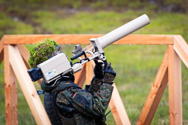 Die Bundeswehr hat die technischen Möglichkeiten zur Drohnenabwehr. Im Inland darf sie allerdings in Friedenszeiten nicht so ohne weiteres tätig werden. (Archivfoto) - © Moritz Frankenberg/dpa