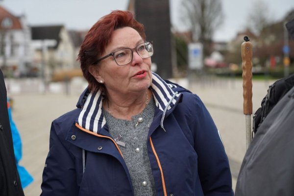 Die AfD-Politikerin Sabine Reinknecht vor der Ratssitzung. - © Christian Müller/dpa