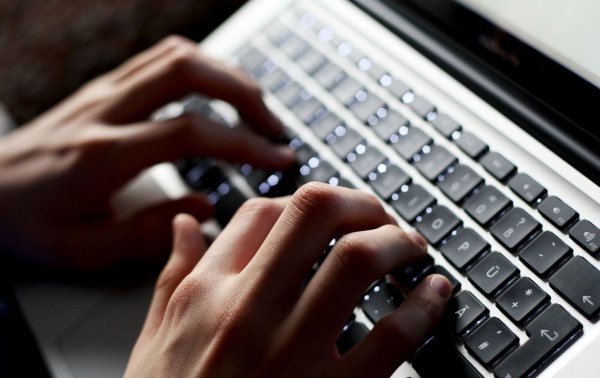 Der verstärkte Einsatz von KI könnte laut der Studie das Bruttoinlandsprodukt jährlich um 0,8 Prozentpunkte wachsen lassen. - © Karl-Josef Hildenbrand/dpa