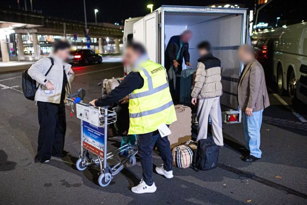 Afghaninnen und Afghanen bei ihrer Ankunft in Hannover. (Archivbild) - © Moritz Frankenberg/dpa