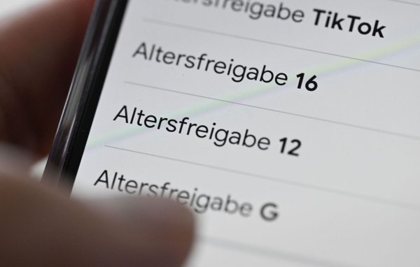 Andere Staaten haben ein Social-Media-Mindestalter bereits beschlossen oder bereiten es vor. (Symbolbild) - © Bernd Weißbrod/dpa