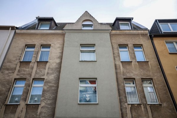 In diesem Mehrfamilienhaus im Bochumer Stadtteil Hamme ereignete sich der folgenschwere Polizeieinsatz. - © Christoph Reichwein/dpa