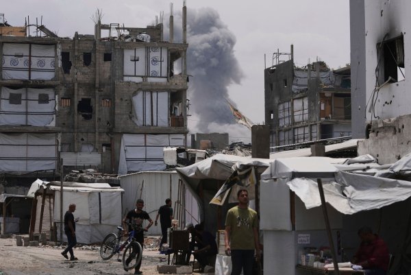Rauch steigt auf von einem israelischen Luftangriff in Dschabalia, nördlicher Gazastreifen. - © Jehad Alshrafi/AP/dpa