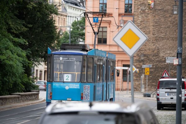Ein gut ausgebauter ÖPNV macht Regionen für Touristen und Arbeitgeber attraktiv - und trägt somit zur Bruttowertschöpfung bei. (Symbolbild) - © Soeren Stache/dpa