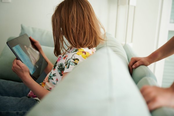 Eltern beeinflussen die Bildschirmzeit ihrer Kinder - manchmal negativ, ohne es zu wissen. Eine Expertin erklärt, wie wir effektiver darüber reden können. - © Annette Riedl/dpa/dpa-tmn