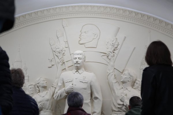 Historiker machen Sowjetdiktator Josef Stalin für den Tod von Millionen Menschen verantwortlich - nun erinnert ein Denkmal in der Moskauer Metro an ihn. - © Ulf Mauder/dpa