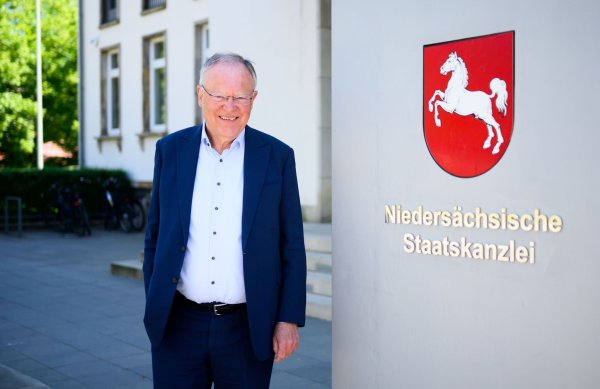 Niedersachsens langjähriger Ministerpräsident Stephan Weil hat für kommende Woche seinen Rücktritt eingereicht. - © Julian Stratenschulte/dpa