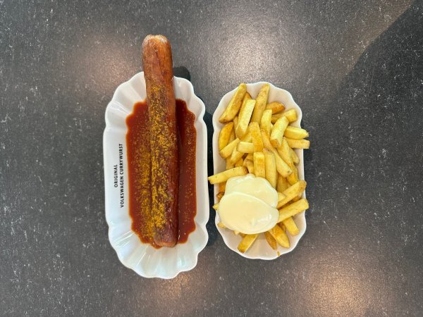 Einmal Currywurst mit Pommes in der Autostadt Wolfsburg - auch dort ist das Gericht zu kaufen, und zwar als «Volkswagen Currywurst». (Archivbild) - © Gregor Tholl/dpa