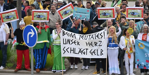 Protest am Tag der Hauptversammlung: Commerzbank-Beschäftigte kämpfen für Eigenständigkeit - © Arne Dedert/dpa
