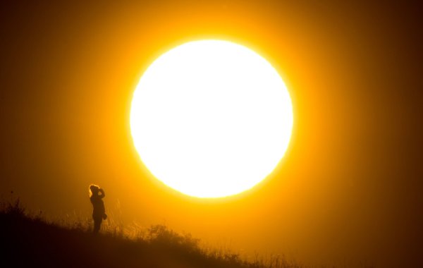 Extrem warme Sommer gibt es in Europa immer häufiger. (Archivbild) - © Julian Stratenschulte/dpa