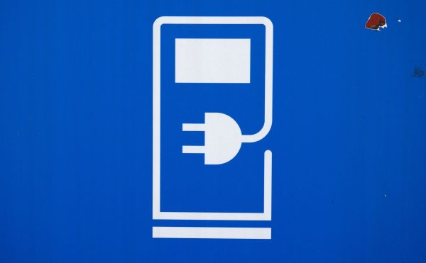 Die Mehrheit der privaten Autobesitzer in Deutschland misstraut nach einer Umfrage der HUK Coburg nach wie vor dem Elektroauto. (Symbolbild) - © Sven Hoppe/dpa