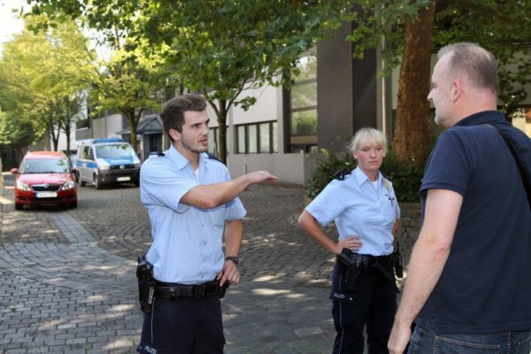 Sicherheitsrisiko im September: Beamte vor der Bürgerberatung in Detmold - © Bernhard Preuß