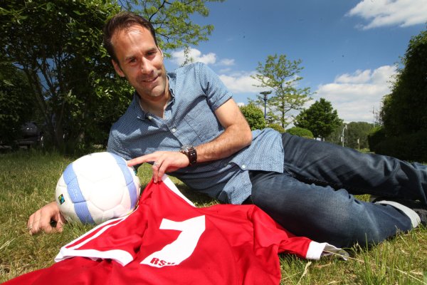 Beim LZ-Besuch vor dem Medien Centrum Giesdorf in Detmold: Nicolas, genannt Nico, Haase vom RSV Bantrup zeigt nochmal sein Trikot mit der Nummer 7. - © Vera Gerstendorf-Welle