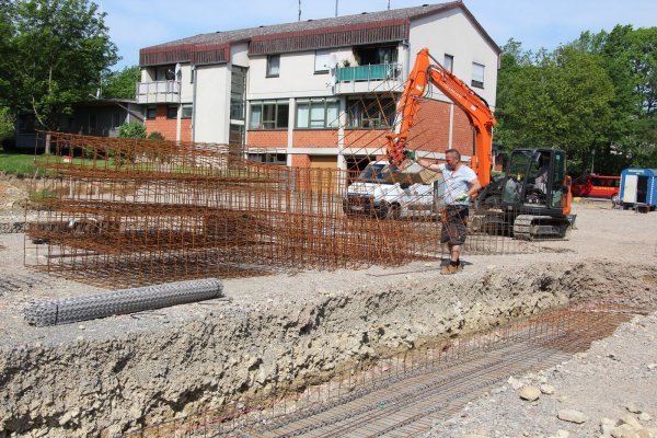 Vorbereitungen für die Fundamente: Ein Mitarbeiter der Firma Freitag Bau legt die Stahlgitter in die Gräben, in denen die Streifenfundamente gegossen werden. - © Marlen Grote