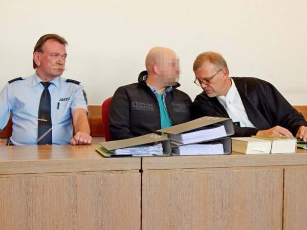 Auf der Anklagebank: Ernst E. (Name geändert), bespricht sich mit seinemAnwalt Johannes Salmen. Justizbeamter Reinhard Kleesiek hatte den Angeklakten kurz zuvor in den Gerichtssaal geführt. - © Gunter Held