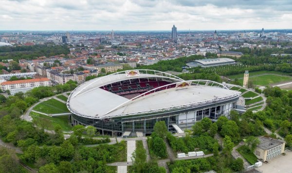 Die Red Bull Arena liegt im Kessel des alten Zentralstadions - die grünen Wälle machen deutlich, wie groß dieser Bau einst war. - © Jan Woitas/dpa