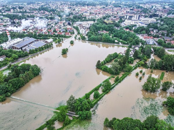Luftbildaufnahmen zeigen die aus den Ufern getretene Ilm. - © Jason Tschepljakow/dpa