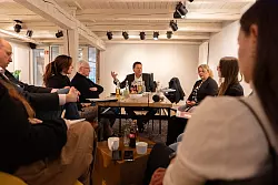 Begleitet in den Ruhestand: Im Pressegespräch zum neuen Veranstaltungsformat "Marktplatz Ehrenamt" erklärte Bürgermeister Frank Hilker, welche Lücke das Projekt „Tatkräftig EngagierDT!“ in Detmold schließen soll. - © Stadt Detmold