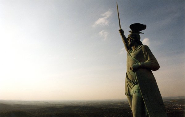 Das Hermannsdenkmal ist eine Kolossalstatue in der Nähe von Hiddesen südwestlich von Detmold in Nordrhein-Westfalen im südlichen Teutoburger Wald. Es wurde zwischen 1838 und 1875 nach Entwürfen von Ernst von Bandel erbaut und am 16. August 1875 eingeweiht. - © dpa