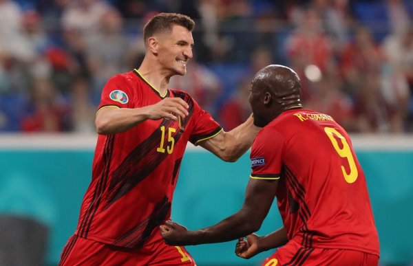 Belgien setzte sich dank Toren von Thomas Meunier (l) und Romelu Lukaku gegen Russland durch. - © Igor Russak/dpa