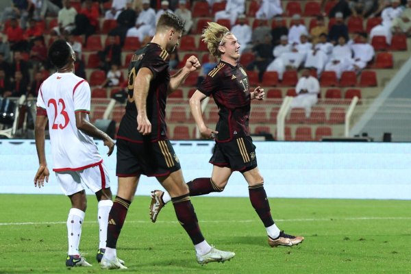 Niclas Füllkrug (M) schoss das einzige Tor der DFB-Elf beim 1:0 im Oman. - © Christian Charisius/dpa