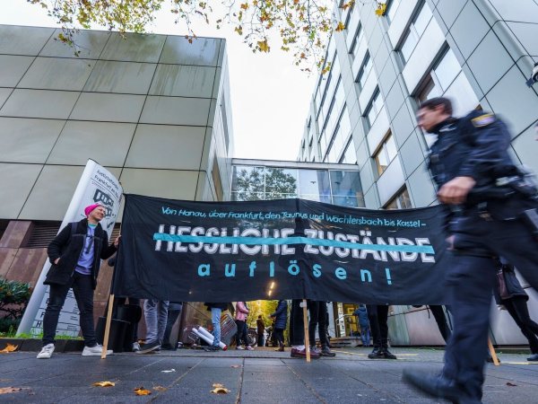 Demonstranten vor dem Gerichtsgebäude. In dem Prozess muss sich ein Mann aus Berlin wegen Beleidigung, Bedrohung und Nötigung verantworten. Er ist der mutmaßliche Verfasser der NSU 2.0-Drohschreiben gegen Politikerinnen, Rechtsanwälte und Personen des öffentlichen Lebens. - © Andreas Arnold/dpa