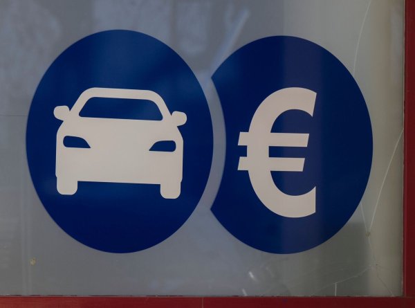 Das Pfandleih-Unternehmen Pfando muss an einen Kunden Schadensersatz zahlen. Angesichts des «besonders groben Missverhältnisses» zwischen Kaufpreis und Wert des Autos vermutet der BGH «eine verwerfliche Gesinnung der Beklagten». - © Monika Skolimowska/dpa