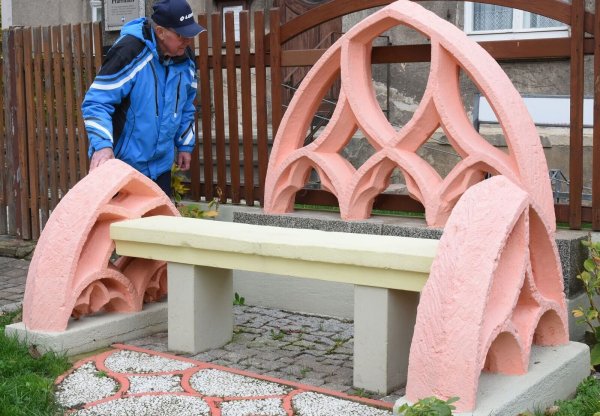 Seit 2009 werden in Mügeln phantasievoll gestaltete Sitzbänke aufgestellt. - © Waltraud Grubitzsch/dpa