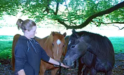 In ihrem F&Ouml;J k&uuml;mmert sich Jette Reimer viel um die Tiere im Museum. Hier ist sie mit den Senner Stuten Odette (Fuchs) und Xenia zu sehen. - &copy; LWL/Lakenbrink