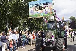 Märchenhaftes Heimatdorf. Das Freizeittheater Silixen fährt alle Jahre wieder neue Geschichten ein, die nicht nur die Silixer zum Lachen bringen. - © Werner Hoppe
