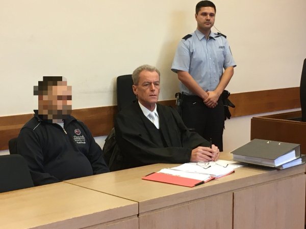 Auf der Anklagebank: Der ehemalige Erzieher aus Horn-Bad Meinberg mit seinem Anwalt Helmut Wöhler aus Bad Salzuflen. - © Erol Kamisli