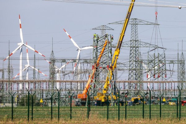 Die Netzentgelte für das Höchstspannungsnetz sollen 2025 steigen. (Archivbild) - © Jan Woitas/dpa