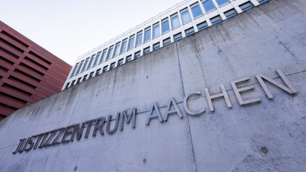 Am Landgericht Aachen ist ein 60 Jahre alter Mann zu einer lebenslangen Freiheitsstrafe verurteilt worden. Er hatte den Freund seiner Tochter erschossen, weil er gegen die Beziehung war. - © Rolf Vennenbernd/dpa
