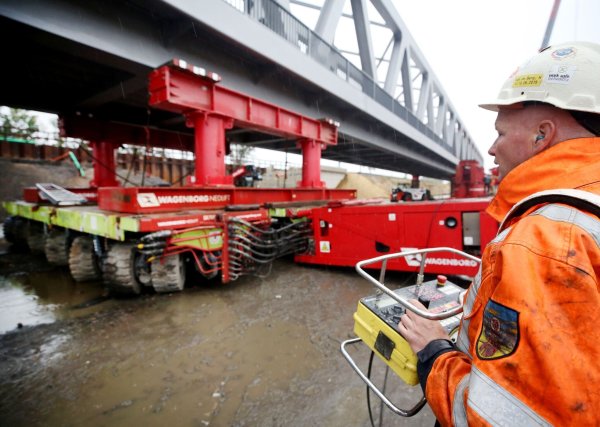 Millimeterarbeit mit der neuen 1.000-Tonnen-Brücke über die Lippe. - © Roland Weihrauch/dpa