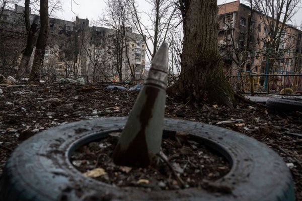 Seit 2022 ist die ostukrainische Bergarbeiterstadt Wuhledar umkämpft. Russische Truppen stehen jetzt kurz vor der Eroberung der Kleinstadt. (Archivbild) - © Evgeniy Maloletka/AP/dpa