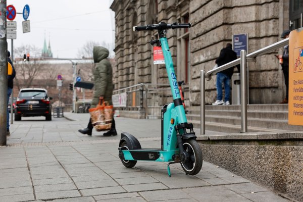 Die türkisfarbenen E-Scooter der Marke Tier erhalten bald einen neuen Anstrich (Archivbild). - © Daniel Löb/dpa