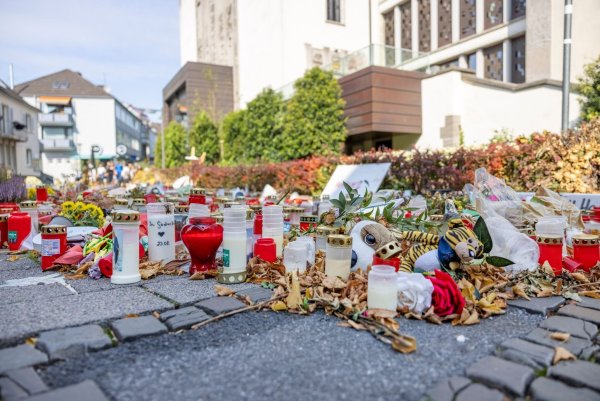 Zwischen den Fraktionen im NRW-Landtag gibt es Streit über den Zeitpunkt der Einsetzung eines Untersuchungsausschusses zum Terroranschlag von Solingen. (Archivbild) - © Thomas Banneyer/dpa